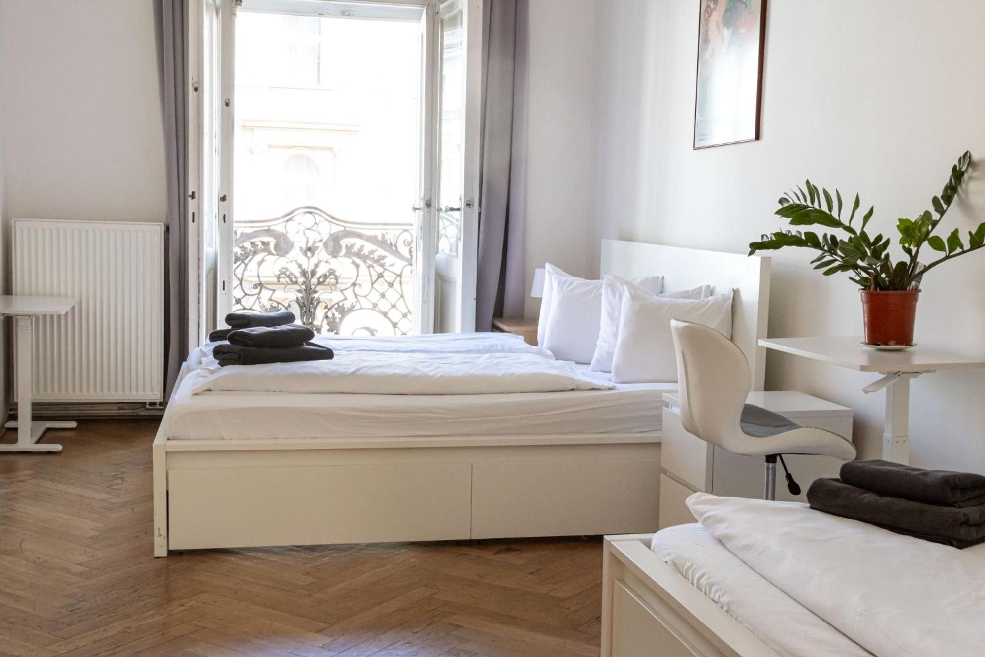 Apartments In Mala Strana - 10 Minutes From Charles Bridge Прага Екстер'єр фото