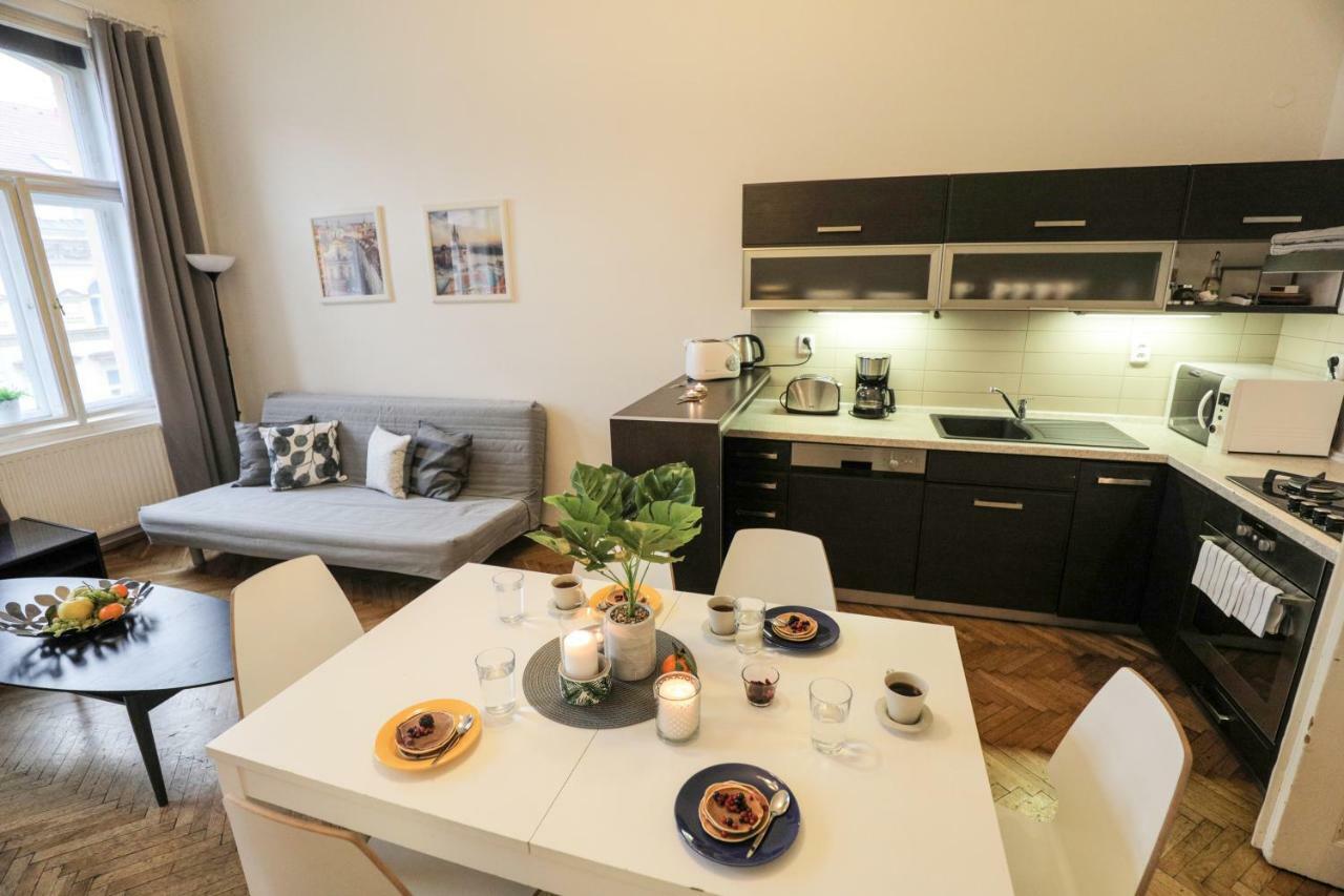 Apartments In Mala Strana - 10 Minutes From Charles Bridge Прага Екстер'єр фото