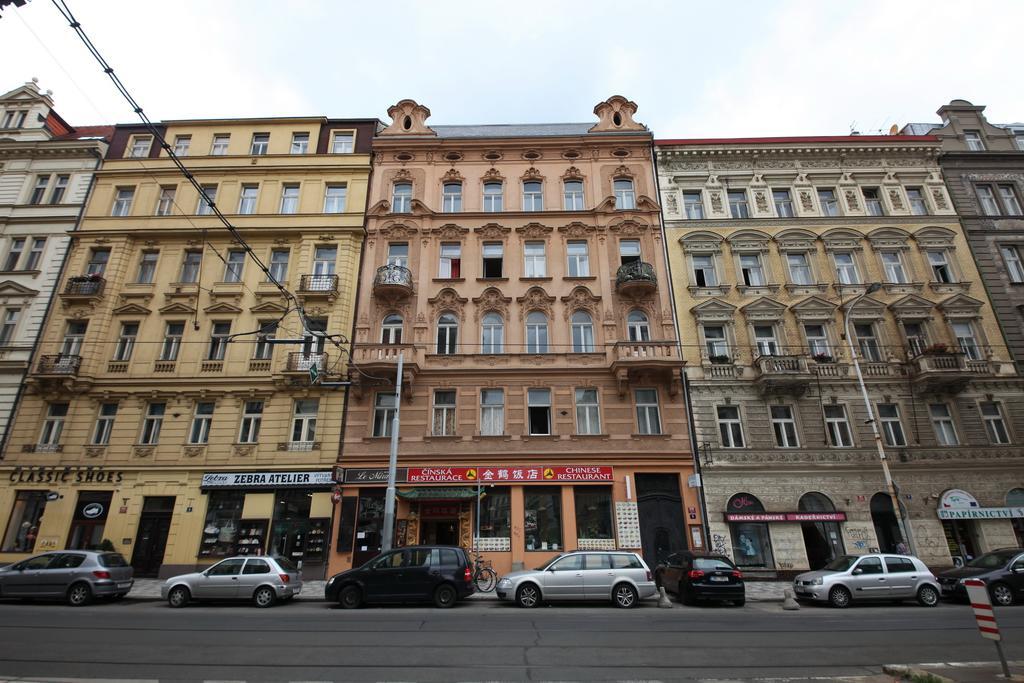 Apartments In Mala Strana - 10 Minutes From Charles Bridge Прага Екстер'єр фото